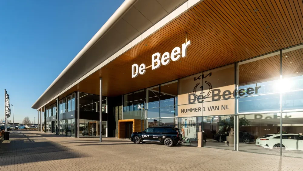 Showroom voorkant Autobedrijf de Beer