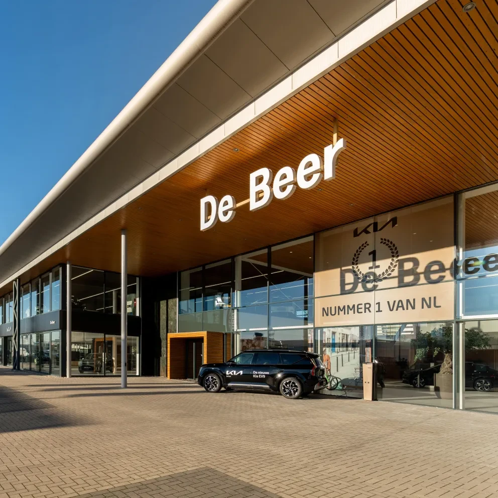 Showroom voorkant Autobedrijf de Beer